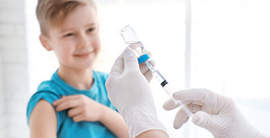 Junge bekommt FSME-Impfung.