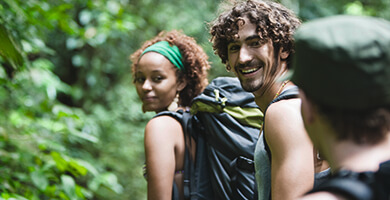 Junge Menschen auf Reisen im Urwald mit gut gepackter Reiseapotheke.