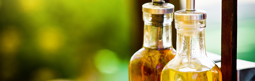 Bild von Olivenöl und Essig: Die Hausmittel helfen möglicherweise gegen Läuse.