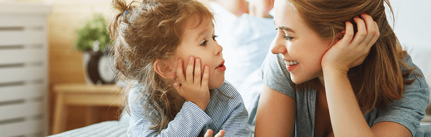 Une mère explique les mythes autour des poux de tête à sa fille.