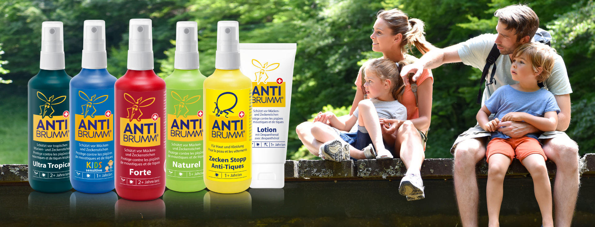 ANTI-BRUMM® Produkte für die ganze Familie - Insektenschutz und Zeckenschutz für eine Familienausflug in der Natur mit Mutter, Vater und zwei Kindern im Wald.