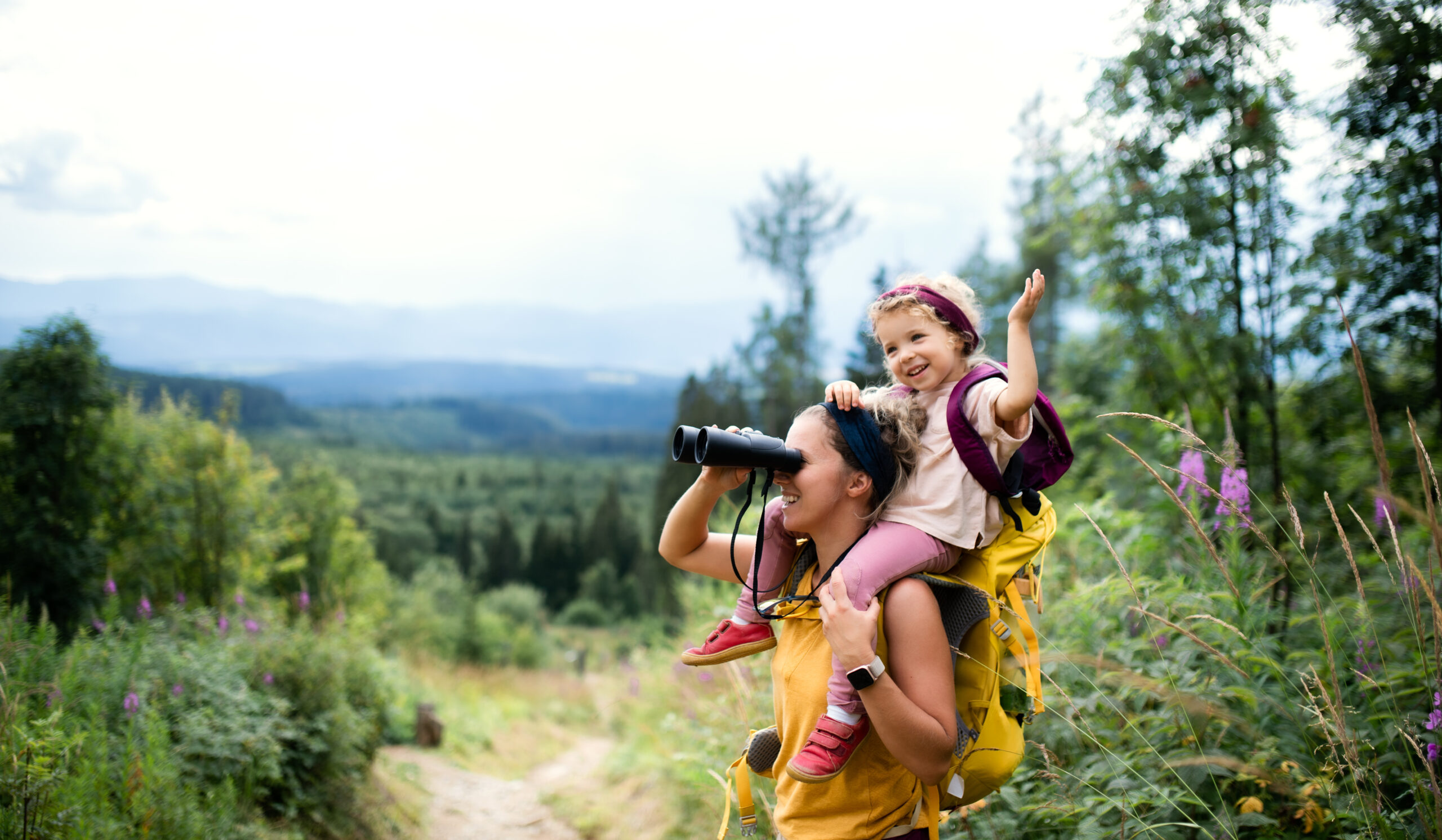 Mutter mit Kleinkind auf der Schulter in der Natur: Sie werden durch ANTI-BRUMM® Kids sensitive geschützt.