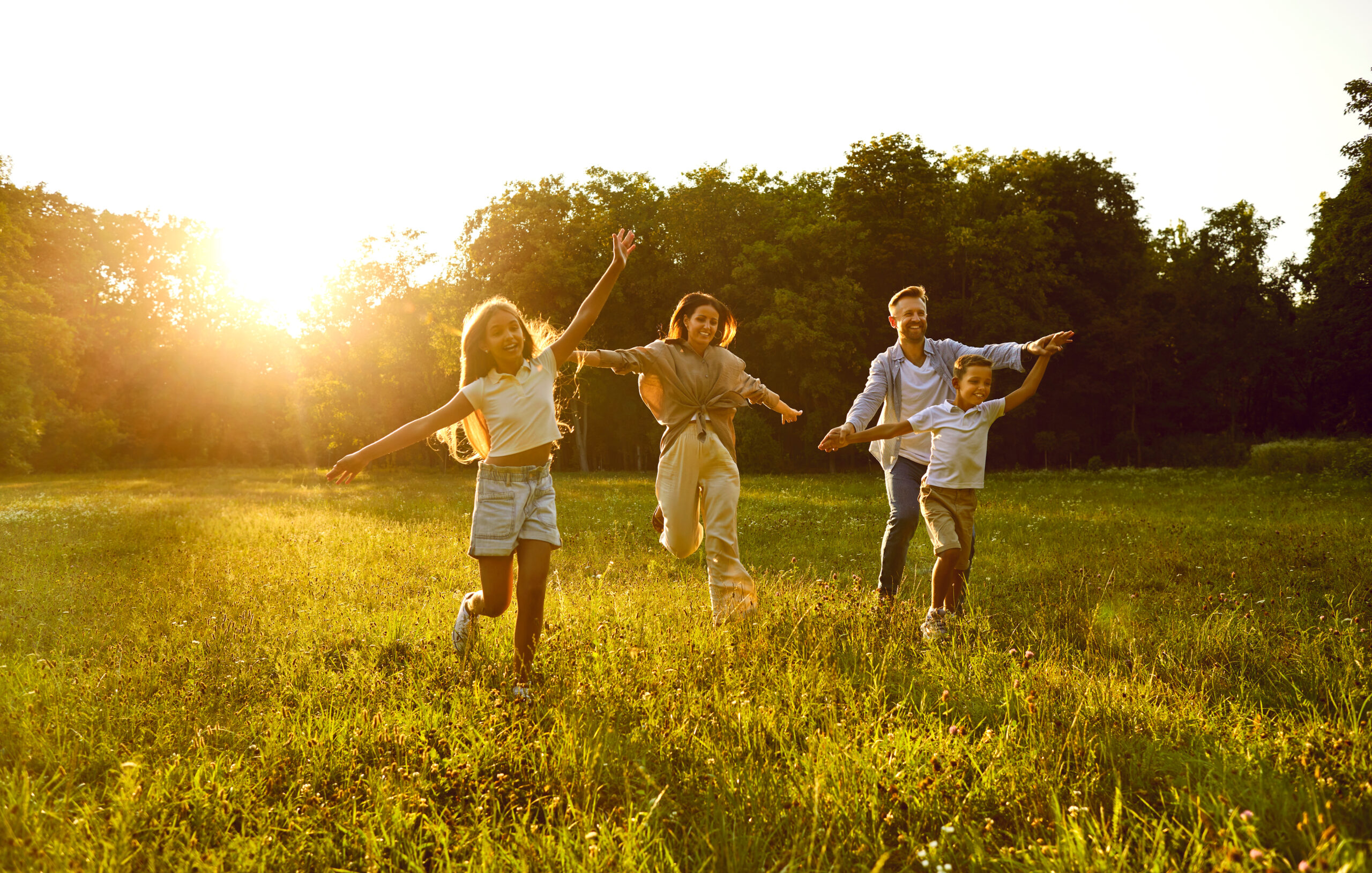 Familie bei Sonnenschein in der Natur – geschützt mit ANTI-BRUMM® Forte.
